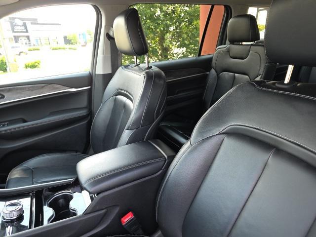 Photo of 2022 Silver Zynith Jeep Grand Cherokee L