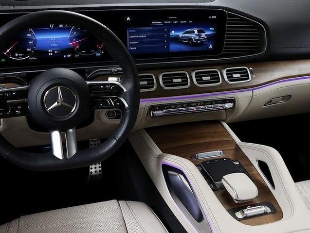 Photo of 2025 MANUFAKTUR Moonlight White Metallic Mercedes-Benz GLS 580