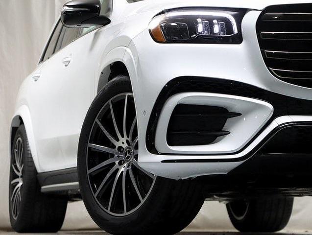 Photo of 2025 MANUFAKTUR Moonlight White Metallic Mercedes-Benz GLS 580