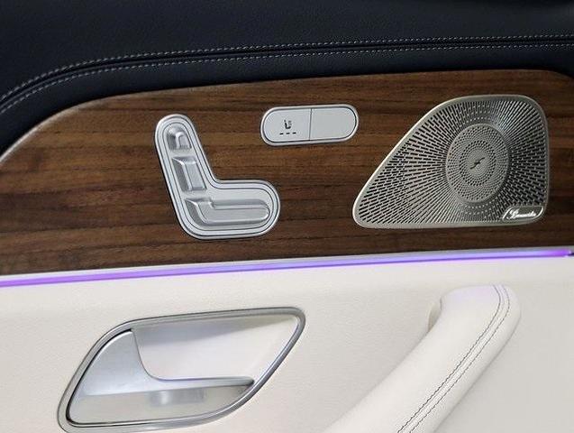 Photo of 2025 MANUFAKTUR Moonlight White Metallic Mercedes-Benz GLS 580