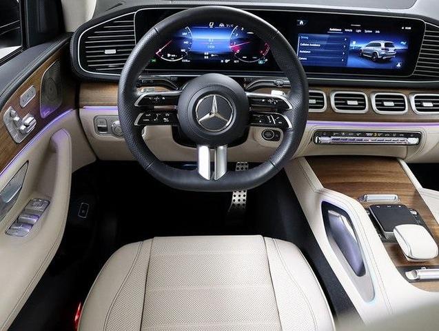 Photo of 2025 MANUFAKTUR Moonlight White Metallic Mercedes-Benz GLS 580