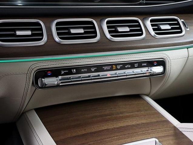 Photo of 2025 MANUFAKTUR Moonlight White Metallic Mercedes-Benz GLS 580
