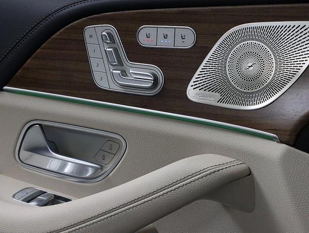 Photo of 2025 MANUFAKTUR Moonlight White Metallic Mercedes-Benz GLS 580