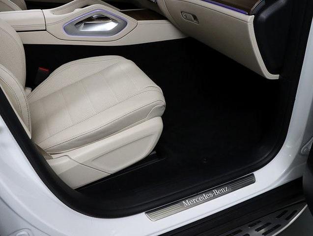 Photo of 2025 MANUFAKTUR Moonlight White Metallic Mercedes-Benz GLS 580