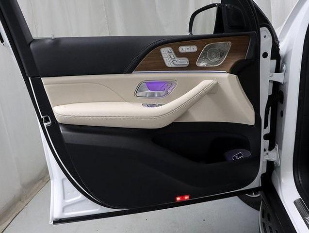 Photo of 2025 MANUFAKTUR Moonlight White Metallic Mercedes-Benz GLS 580