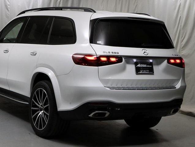 Photo of 2025 MANUFAKTUR Moonlight White Metallic Mercedes-Benz GLS 580