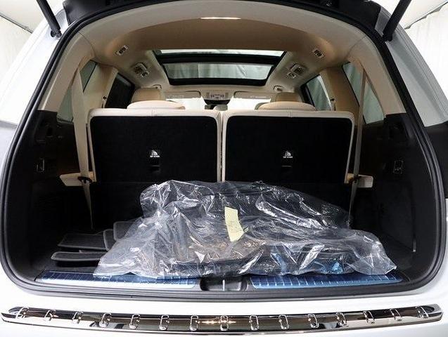 Photo of 2025 MANUFAKTUR Moonlight White Metallic Mercedes-Benz GLS 580