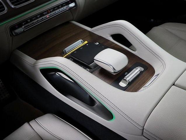 Photo of 2025 MANUFAKTUR Moonlight White Metallic Mercedes-Benz GLS 580