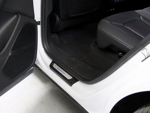 Photo of 2021 Glacier White Metallic Audi Q8