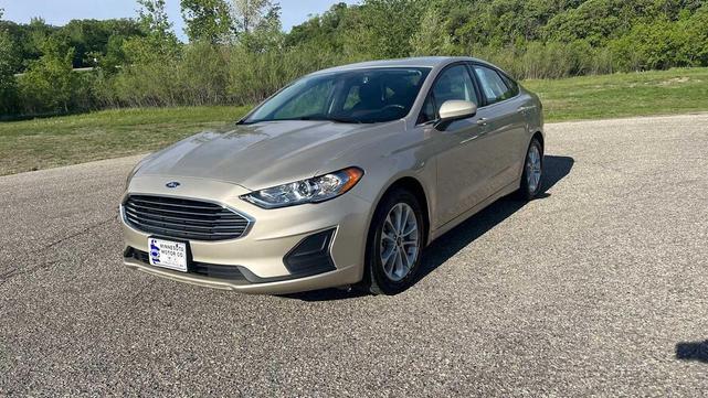 Photo of 2019 White Gold Metallic Ford Fusion