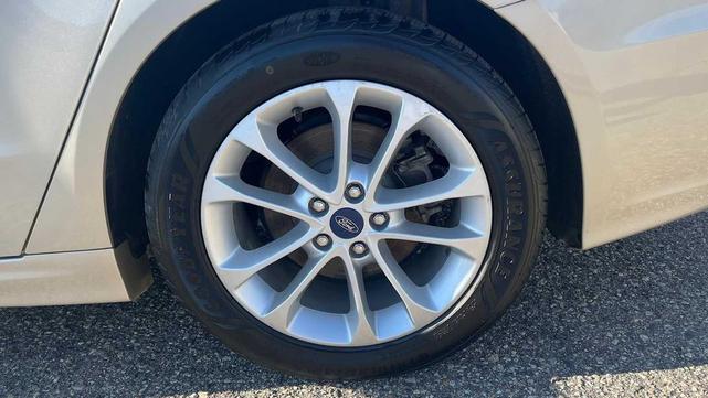 Photo of 2019 White Gold Metallic Ford Fusion