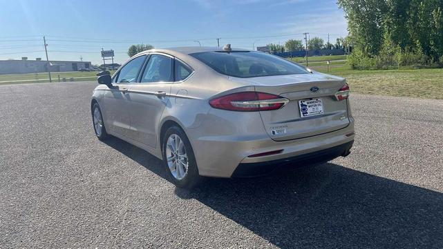 Photo of 2019 White Gold Metallic Ford Fusion