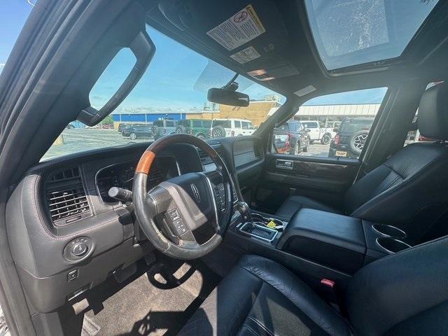 Photo of 2017 White Platinum Lincoln Navigator