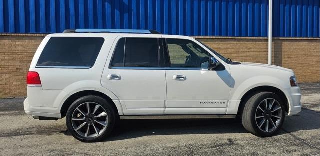 Photo of 2017 White Platinum Lincoln Navigator