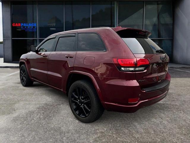 Photo of 2018 Burgundy Jeep Grand Cherokee