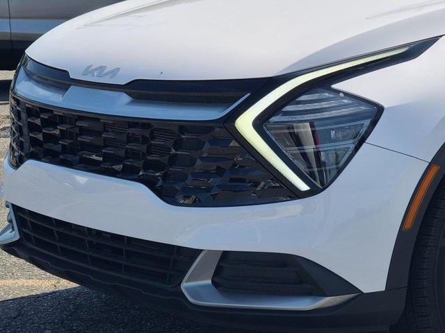 Photo of 2024 Glacial White Pearl Kia Sportage