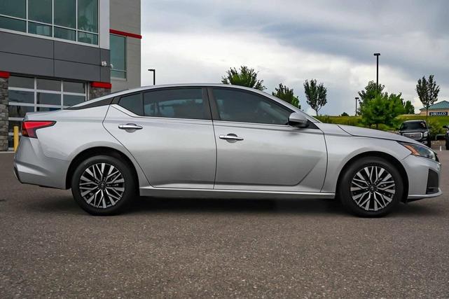 Photo of 2023 Brilliant Silver Metallic Nissan Altima