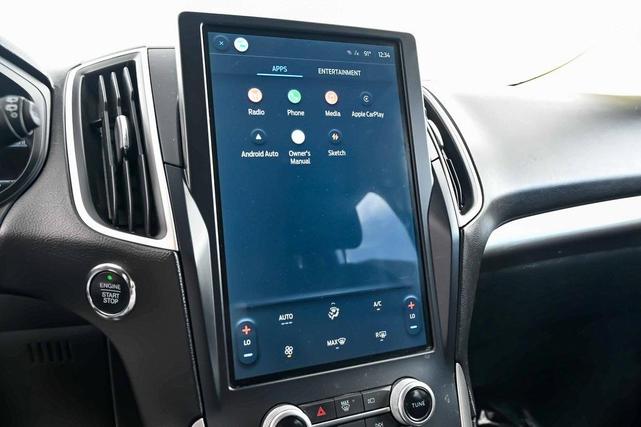 Photo of 2022 Agate Black Metallic Ford Edge