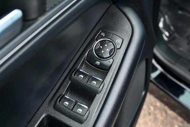 Photo of 2022 Agate Black Metallic Ford Edge