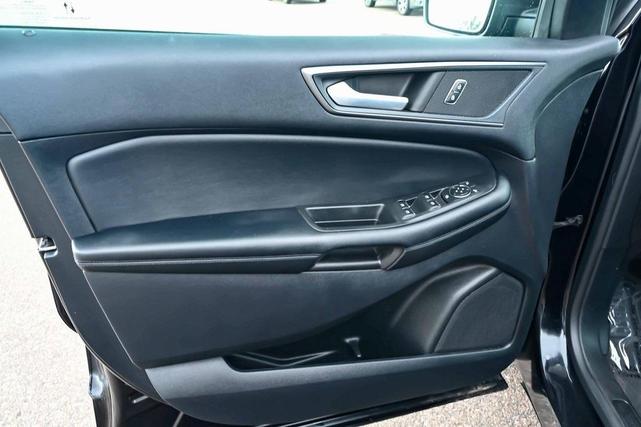 Photo of 2022 Agate Black Metallic Ford Edge