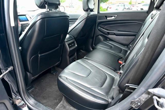 Photo of 2018 Shadow Black Ford Edge