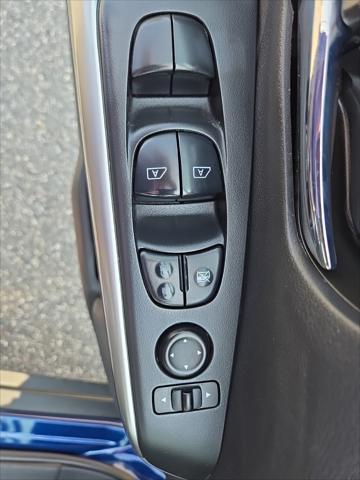 Photo of 2019 Deep Blue Pearl/Fresh Powder Nissan Kicks