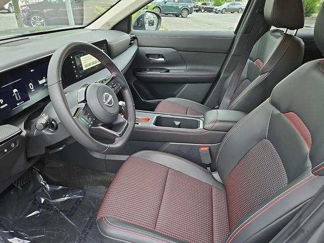 Photo of 2025 Gun Metallic/Super Black Nissan Kicks