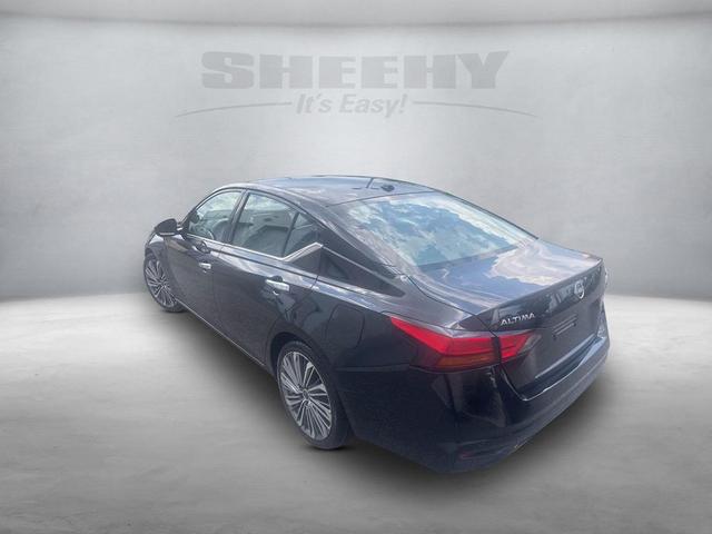 Photo of 2023 Super Black Nissan Altima