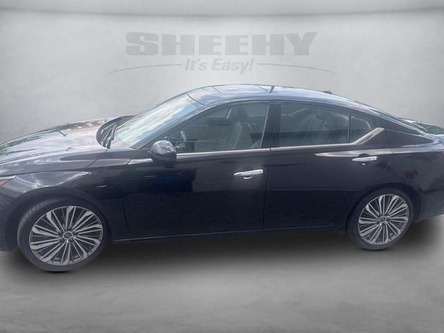Photo of 2023 Super Black Nissan Altima