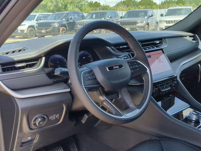 Photo of 2025 Diamond Black Crystal Pearlcoat Jeep Grand Cherokee L