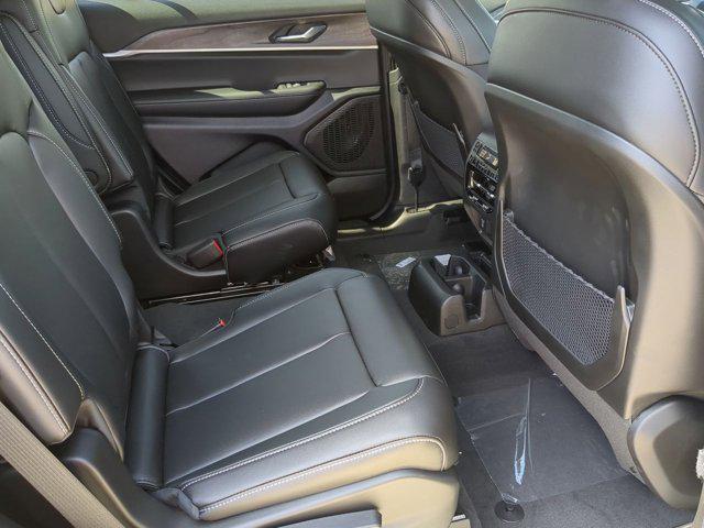 Photo of 2025 Diamond Black Crystal Pearlcoat Jeep Grand Cherokee L