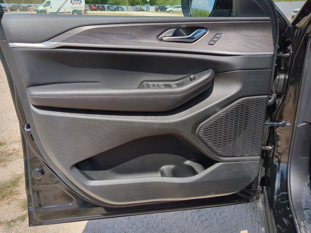 Photo of 2025 Diamond Black Crystal Pearlcoat Jeep Grand Cherokee L