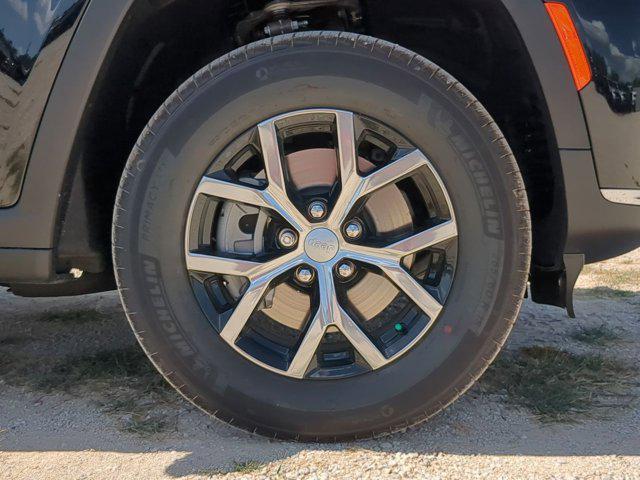 Photo of 2025 Diamond Black Crystal Pearlcoat Jeep Grand Cherokee L