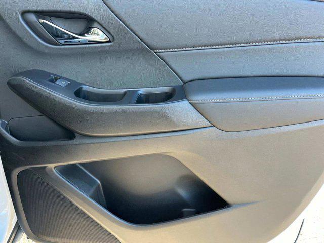 Photo of 2023 Summit White Chevrolet Traverse