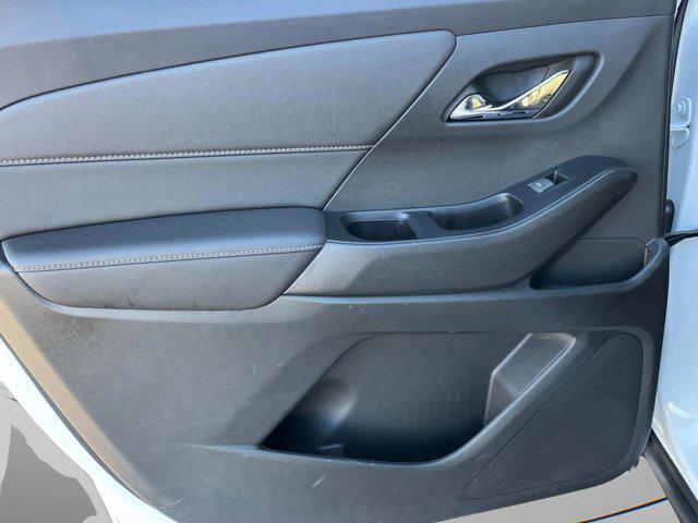 Photo of 2023 Summit White Chevrolet Traverse