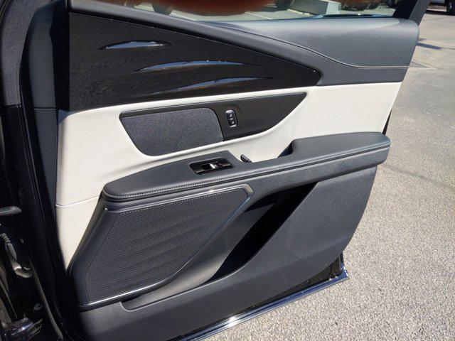 Photo of 2024 Infinite Black Metallic Clearcoat Lincoln Nautilus