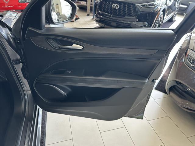 Photo of 2022 Vesuvio Gray Metallic Alfa Romeo Stelvio