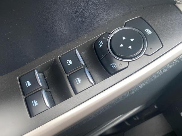 Photo of 2023 Iconic Silver Metallic Ford Explorer