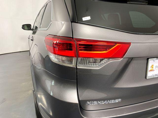 Photo of 2019 Midnight Black Metallic Toyota Highlander