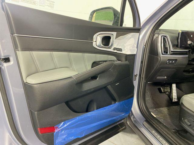 Photo of 2024 Everlasting Silver Kia Sorento
