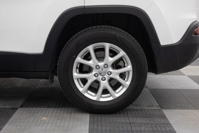 Photo of 2015 Bright White Jeep Cherokee