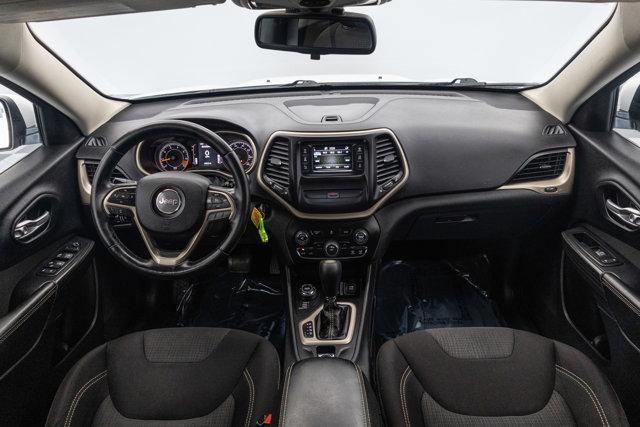 Photo of 2015 Bright White Jeep Cherokee