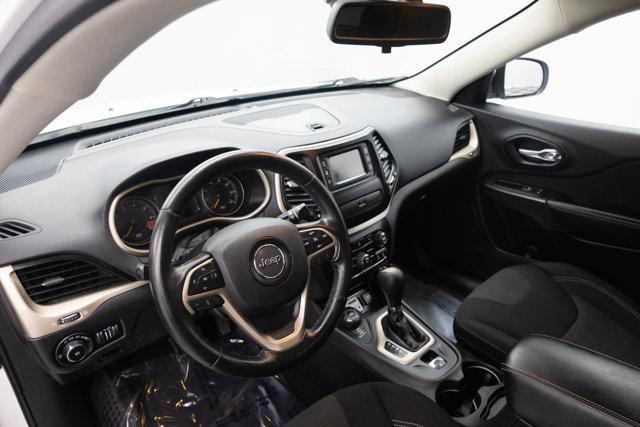Photo of 2015 Bright White Jeep Cherokee