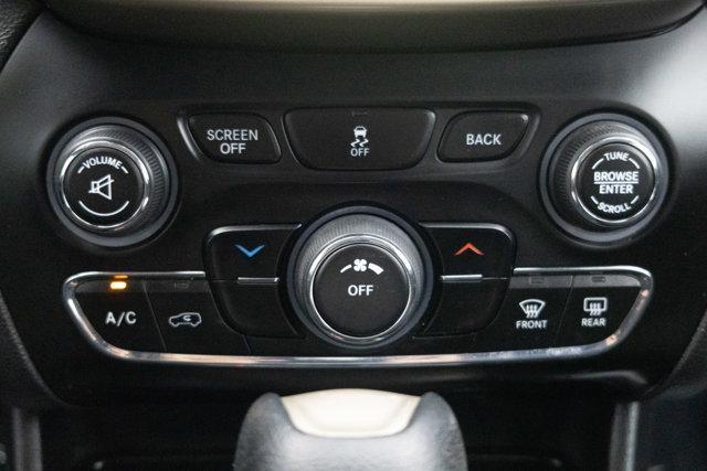 Photo of 2015 Bright White Jeep Cherokee