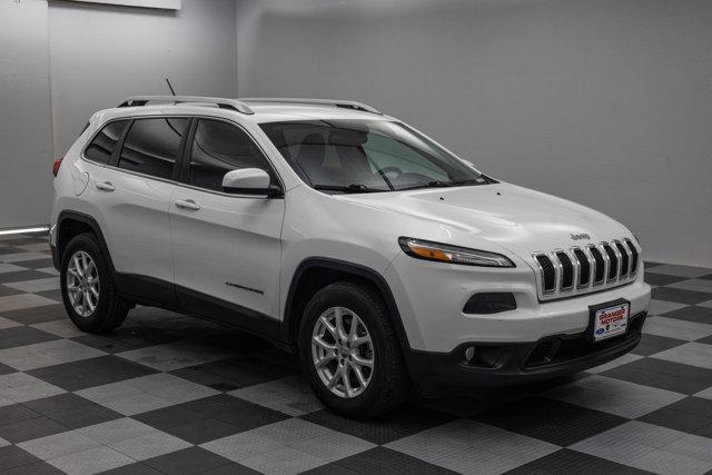 Photo of 2015 Bright White Jeep Cherokee