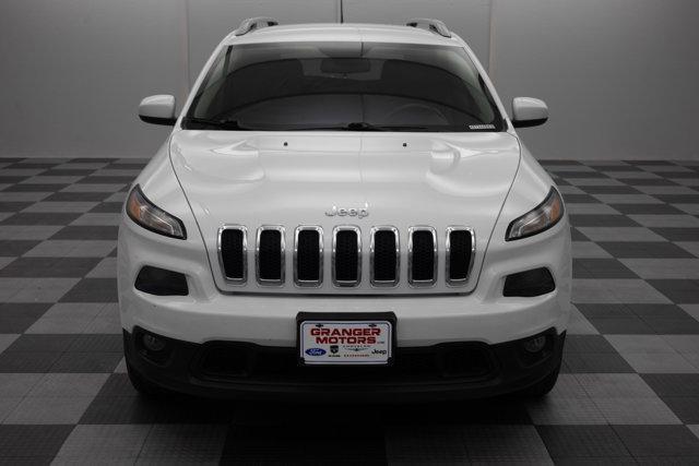 Photo of 2015 Bright White Jeep Cherokee