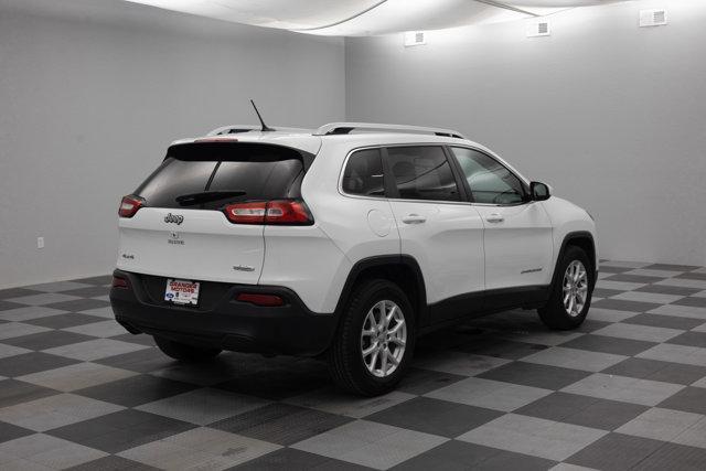 Photo of 2015 Bright White Jeep Cherokee