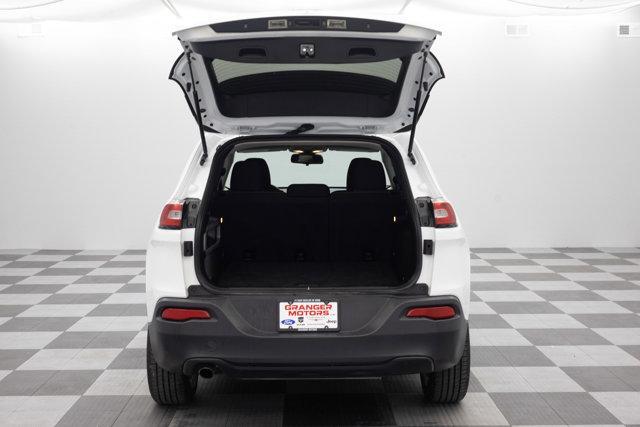 Photo of 2015 Bright White Jeep Cherokee
