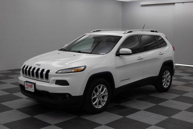 Photo of 2015 Bright White Jeep Cherokee