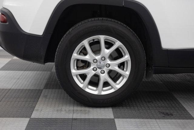 Photo of 2015 Bright White Jeep Cherokee
